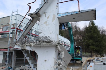 Wyburzanie wieży na basenie